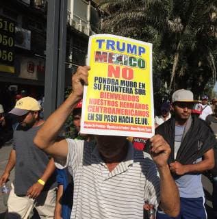 Members of the migrant caravan walk in Mexico City, Mexico, 8 November 2018. Members of the caravan of Central American migrants demanded before the Office in Mexico of the UN High Commissioner for Human Rights that they be provided with buses to arrive safely at the border with the United States. Migrant Caravan demands UN-DH buses to continue on its way to the US !ACHTUNG: NUR REDAKTIONELLE NUTZUNG!  Copyright: xAlexxCruzx AME1019 20181109-636773283684657510