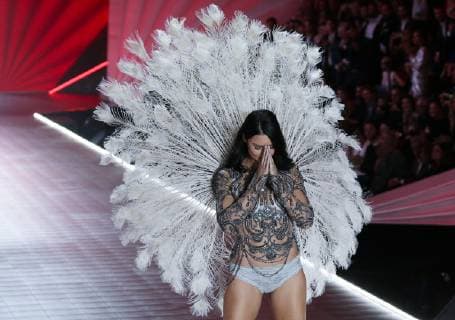 Entertainment Bilder des Tages Adriana Lima reacts at the end of the runway at the 2018 Victoria s Secret fashion show on November 8, 2018 in New York City.  NYP20181108134 JOHNxANGELILLO