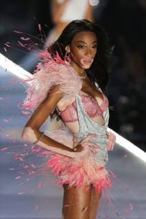 Entertainment Themen der Woche KW45 Entertainment Bilder des Tages The 2018 Victoria s Secret runway show at Pier 94 on November 8 2018 in New York City Winnie Harlow New York United States  595269