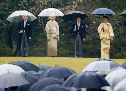 Entertainment Themen der Woche KW45 Entertainment Bilder des Tages Japanese imperial family at garden party (From L) Japanese Emperor Akihito, Empress Michiko, Crown Prince Naruhito and Crown Princess Masako attend an imperial garden party at the Akasaka Imperial Gardens in Tokyo on Nov. 9, 2018. 
