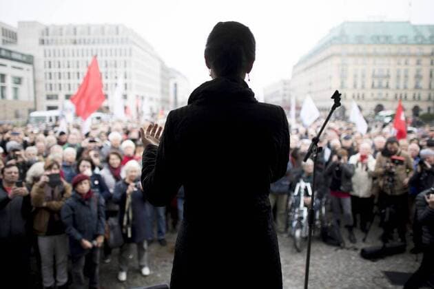 News Bilder des Tages Sahra Wagenknecht, Aufstehen DEU, Deutschland, Germany, Berlin, 09.11.2018 Rede von Sahra Wagenknecht, Fraktionsvorsitzende der Partei Die Linke und Mitbegruenderin der linken Sammlungsbewegung aufstehen aufstehen, auf der Kundgebung und Demonstration unter dem Motto aufstehen fuer eine neue soziale Demokratie vor dem Brandenburger Tor in Berlin. Sahra Wagenknecht, member of the social movement Aufstehen, Stand Up, and of the party The Left, Die Linke, participate in a demonstration of the new left-wing political movement called Aufstehen, Stand Up, aufstehen, in front of the Brandenburger Gate at the Pariser Platz in Berlin, Germany. The protest is inspired by the peace movement.