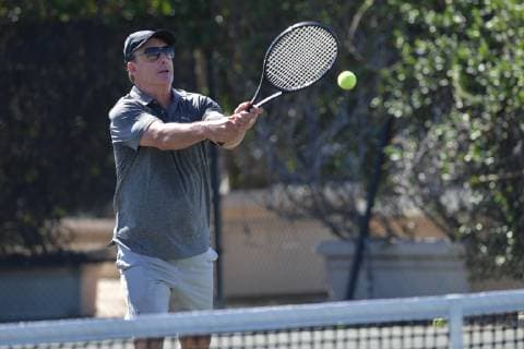 FORT LAUDERDALE, FL - NOVEMBER 09: Sex In The City Actor Chris Noth playing tennis on November 9, 2018, in Fort Lauderdale, Florida...People: Chris Noth Fort Lauderdale United States Of America - ZUMAs214 20181109_zba_s214_013 Copyright: xSMGx