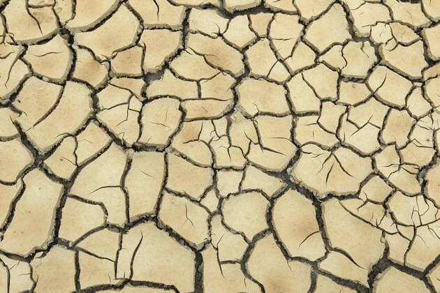 Durch lang anhaltende Trockenheit aufgeplatzter Lehmboden, Hintergrundbild, Deutschland, Europa Copyright: imageBROKER/DieterxHopf ibxdeh04770185.jpg