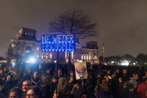 News Bilder des Tages Nie wieder faschismus steht auf dem Plakat eines Gegendemonstranten waehrend der Demonstration der rechtsextremen Organisation Wir f??r Deutschland (WfD) am 09.11.2018 in Berlin, Deutschland. Mehre hundert Demonstranten demonstrierten gegen den sogenannten Trauermarsch der rechtsextremen Organisation am 80. Jahrestag der Pogromnacht 1938 unter dem Motto Trauermarsch f??r die Toten von Politik . *** Never again fascism is written on the poster of a counter-demonstrator during the demonstration of the right-wing extremist organization We for Germany WfD on 09 11 2018 in Berlin Germany Several hundred demonstrators demonstrated against the so-called funeral march of the right-wing extremist organization on the 80th anniversary of the pogrom night 1938 under the slogan funeral march for the dead of politics