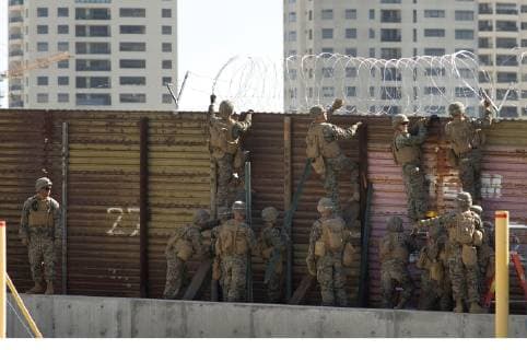 News Bilder des Tages USA, Soldaten an der Grenze zu Mexiko United States Army soldiers stand next to the U.S.-Mexico border crossing, background with razor wire, in San Diego, California, USA., on 09 November 2018. The recently arrived troops are part of Operation Secure Line, President Trump s order to send troops to the U.S.-Mexico border in response to a caravan of Central American migrants fleeing violence and traveling north to seek asylum in the U.S. Operative Safe Line that is implemented in the border to respond to the migrant caravan !ACHTUNG: NUR REDAKTIONELLE NUTZUNG!  Copyright: xDavidxMaungx AME1658 20181110-636774234235482296