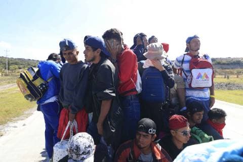 November 9, 2018 - EUM20181109NAC32.JPG.CIUDAD DE MEXICO, Migrants Migrantes-Caravana.- 9 de noviembre del 2018. Alrededor de las 5:30 a.m. de este viernes, algunos integrantes de la Caravana Migrante salen del albergue en el estadio Jose Martinez Palillo para iniciar su trayecto rumbo a Queretaro para de ahi enfilarse a la ciudad fronteriza de Tijuana, Baja California. Foto: Agencia EL UNIVERSAL MAR.  - ZUMAu78_ 20181109_zaf_u78_091 Copyright: xIrvinxOlivaresx