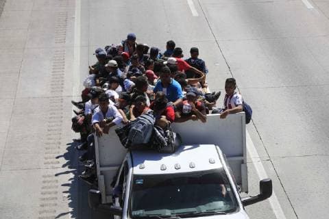 November 9, 2018 - EUM20181109NAC35.JPG.CIUDAD DE MEXICO, Migrants Migrantes-Caravana.- 9 de noviembre del 2018. Alrededor de las 5:30 a.m. de este viernes, algunos integrantes de la Caravana Migrante salen del albergue en el estadio Jose Martinez Palillo para iniciar su trayecto rumbo a Queretaro para de ahi enfilarse a la ciudad fronteriza de Tijuana, Baja California. Foto: Agencia EL UNIVERSAL MAR.  - ZUMAu78_ 20181109_zaf_u78_096 Copyright: xIrvinxOlivaresx