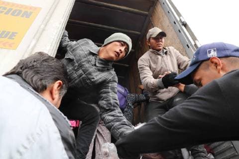 Mexiko, Migranten setzen ihren Weg zur US-Grenze fort November 10, 2018 - EUM20181110NAC14.JPG .CIUDAD DE MEXICO. MigrantsMigrantes-Caravana.- 10 de noviembre de 2018. Esta manana, el resto del primer contingente de la Caravana Migrante partio del albergue del Estadio Jesus Martinez Palillo rumbo a Queretaro. Caminaron por el Periferico, utilizaron el transporte publico yo pidieron aventon . Foto: Agencia EL UNIVERSALJuan Carlos ReyesEELG  - ZUMAu78_ 20181110_zaf_u78_022 Copyright: xElxUniversalx