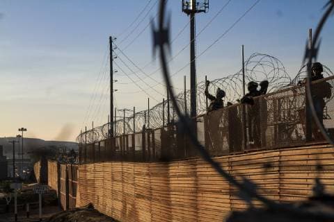 USA, Soldaten an der Grenze zu Mexiko US military install barbed wire fences to stop the passage of Central American migrants who are approaching the US border, seen from Colonia Libertad, Tijuana, Mexico, 10 November 2018. Officials from the Customs and Border Protection Office (CBP) and the Department of Defense reported that troops will remain on the California-Mexico border until mid-December, as part of the Safe Line Operation to respond to migrant caravans. EFE Joebeth Terriquez US military install wire fences to stop the passage of Central American migrants !ACHTUNG: NUR REDAKTIONELLE NUTZUNG!  Copyright: xJoebethxTerriquezx AME2230 20181111-636775128616075590