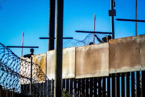 News Themen der Woche KW45 News Bilder des Tages USA, Soldaten an der Grenze zu Mexiko US military install barbed wire fences to stop the passage of Central American migrants who are approaching the US border, seen from Colonia Libertad, Tijuana, Mexico, 10 November 2018. Officials from the Customs and Border Protection Office (CBP) and the Department of Defense reported that troops will remain on the California-Mexico border until mid-December, as part of the Safe Line Operation to respond to migrant caravans. EFE Joebeth Terriquez US military install wire fences to stop the passage of Central American migrants !ACHTUNG: NUR REDAKTIONELLE NUTZUNG!  Copyright: xJoebethxTerriquezx AME2236 20181111-636775128640137986