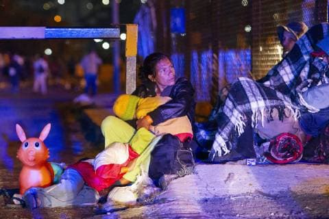 Mexiko, Migranten setzen ihren Weg zur US-Grenze fort November 10, 2018 - EUM20181110NAC53.JPG.QUERETARO, Qro., MigrantsMigrantes-Caravana.- Integrantes de la caravana migrante que salieron de la Ciudad de Mexico la manana de este sabado 10 de noviembre del 2018, llegan al Estadio Corregidora en la capital queretana, pese a las sugerencias de llegar al albergue instalado en San Juan del Rio, prefirieron llegar a este lugar. Foto: Agencia EL UNIVERSALMAR.  - ZUMAu78_ 20181110_zaf_u78_123 Copyright: xElxUniversalx