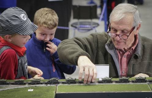 Vancouver, Modellbahnmesse Train Expo (181111) -- VANCOUVER, Nov. 11, 2018 -- Children watch a model train hobbyist working on his setup during the 2018 Vancouver Train Expo in Vancouver, Canada, Nov. 10, 2018. The two-day event showed train models with miniature railway setups from over 60 exhibitors of Canada. ) (zhf) CANADA-VANCOUVER-TRAIN EXPO LiangxSen 