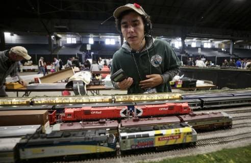 Vancouver, Modellbahnmesse Train Expo (181111) -- VANCOUVER, Nov. 11, 2018 -- A model train hobbyist checks his train collections during the 2018 Vancouver Train Expo in Vancouver, Canada, Nov. 10, 2018. The two-day event showed train models with miniature railway setups from over 60 exhibitors of Canada. ) (zhf) CANADA-VANCOUVER-TRAIN EXPO LiangxSen 