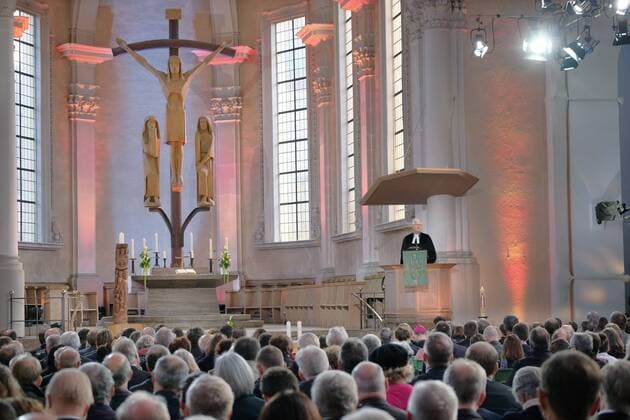 Mit einem Gottesdienst in der Wuerzburger Kirche St. Stephan hat am Sonntag (11.11.2018) die Jahrestagung der Synode der Evangelischen Kirche in Deutschland (EKD) begonnen. (Foto: der EKD-Ratsvorsitzende und bayrische Landesbischof Heinrich Bedford-Strohm bei der Predigt) Bis Mittwoch beraten Kirchenleitungen, Mitarbeiter kirchlicher Einrichtungen und engagierte Laien ueber die Zukunft der evangelischen Kirche. Schwerpunktthema ist, wie mehr junge Menschen fuer den Glauben gewonnen werden koennen. (Siehe epd-Meldung vom 11.11.2018) Synode der EKD in Wuerzburg mit Gottesdienst eroeffnet