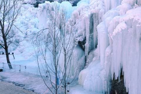 News Themen der Woche KW45 News Bilder des Tages China, gefrorener Wasserfall in einem Park in Peking November 11, 2018 - Beijing, Beijing, China - Beijing,CHINA-The waterfall is frozen during winter at Shenquanxia Scenic Area in Beijing, China. Beijing China  - ZUMAs145 20181111_zaa_s145_125 Copyright: xTongxLipingx