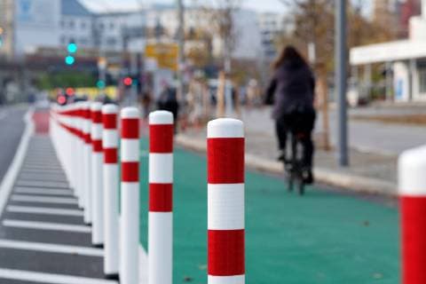 Durch biegsame Poller geschützter Radfahrstreifen in der Holzmarktstraße in Berlin-Mitte. Am Ende des geschützen Radwegs kommt es jedoch immer wieder zu Gefahrensituationen mit rechts abbiegenden Fahrzeugen. snapshot-photography xK.M.Krause