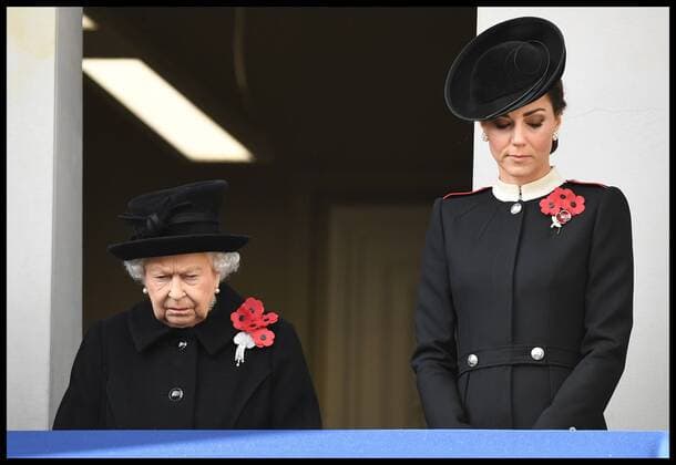 . 11 11 2018. London, United Kingdom. Remembrance Sunday and the Centenary of the Armistice. Queen Elizabeth II accompanied by members of the Royal family including Prince Charles, Prince of Wales and Camilla, The Duchess of Cornwall, Prince William, Duke of Cambridge and Catherine, The Duchess of Cambridge, Prince Harry, The Duke of Sussex and Meghan, The Duchess of Sussex , attend the Remembrance Sunday service at The Cenotaph in central London on the Centenary of the end of the First World War. xAndrewxParsonsx xi-Imagesx IIM-18831-0050