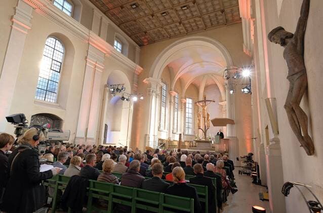 Mit einem Gottesdienst in der Wuerzburger Kirche St. Stephan hat am Sonntag (11.11.2018) die Jahrestagung der Synode der Evangelischen Kirche in Deutschland (EKD) begonnen. Die Predigt hielt der Ratsvorsitzende der Evangelischen Kirche in Deutschland (EKD), der bayrische Landesbischof Heinrich Bedford-Strohm (Foto). Bis Mittwoch beraten Kirchenleitungen, Mitarbeiter kirchlicher Einrichtungen und engagierte Laien ueber die Zukunft der evangelischen Kirche. Schwerpunktthema ist, wie mehr junge Menschen fuer den Glauben gewonnen werden koennen. (Siehe epd-Meldung vom 11.11.2018) Synode der EKD in Wuerzburg mit Gottesdienst eroeffnet