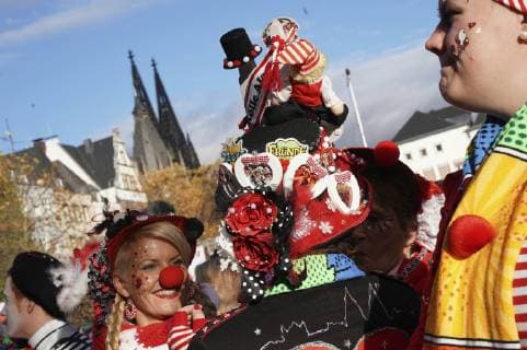 Narren beim Auftakt des Kölner Karnevals auf dem Heumarkt. Köln, 11.11.2018 *** Fools at the opening of the Cologne Carnival at the Heumarkt Cologne 11 11 2018 Foto:xJ.xKrickx xFuturexImage