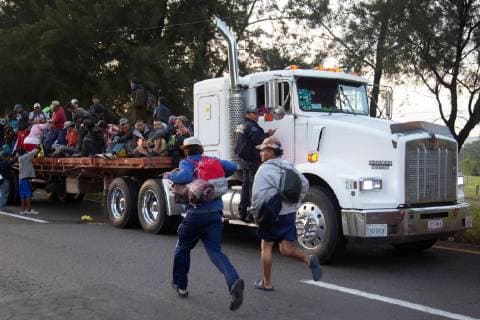 Central American migrants walk along a road and in a truck, in Guadalajara, Jalisco state, Mexico, 11 November 2018. In a dispersed manner, the caravan of Central American migrants resumed its march north, convinced to get to Tijuana, where they want to seek asylum from the United States despite the fact that the president of that country, Donald Trump, has hardened this process. Caravan of migrants resumes its journey to the United States in a dispersed way !ACHTUNG: NUR REDAKTIONELLE NUTZUNG!  Copyright: xFranciscoxGuascox AME2316 20181111-636775555791629019