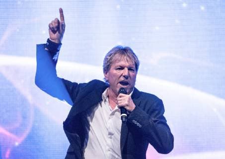 Entertainment Bilder des Tages 11.11.2018,Musik, Die große Schlager Hitparade Velten 2018,v.l.Schlagersaenger Bernhard Brink steht am 11.11.2018 in der Ofen-Stadt-Halle Velten auf der Buehne. Musik, Die große Schlager Hitparade Velten 2018, *** 11 11 2018 Music The great Schlager hit parade Velten 2018 v l Pop singer Bernhard Brink stands on 11 11 2018 in the Ofen Stadt Halle Velten on stage Music The great Schlager hit parade Velten 2018