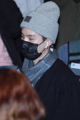 A member of South Korean boy band BTS, also known as the Bangtan Boys arrives at the Gimpo International Airport in Seoul, South Korea, 10 November 2018. BTS members show up in low profile at Gimpo airport  20181111_32182