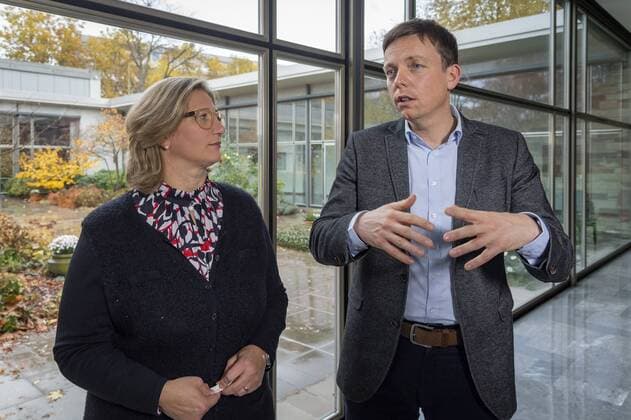 In einem gemeinsamen Statement erläutern am Samstag (10.11.2018) Wirtschaftsministerin Anke Rehlinger und Ministerpräsident Tobias Hans (v.li.) in der Staatskanzlei des Saarlandes in Saarbrücken die Ergebnisse der Verhandlungen über den Saarland-Pakt zur Teilentschuldung der Kommunen. *** In a joint statement on Saturday 10 11 2018, Economics Minister Anke Rehlinger and Prime Minister Tobias Hans v li will explain the results of the negotiations on the Saarland Pact on Partial Debt Relief for Municipalities in the State Chancellery of Saarland in Saarbrücken bub