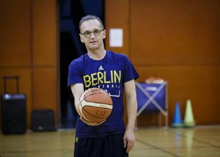 Entertainment Bilder des Tages Bundesaussenminister Heiko Maas, SPD, trifft deutsche und chinesische Jugendliche im Rahmen eines Basketballtrainings unter der Leitung von Alba Berlin in der Deutschen Botschaftsschule Peking, 12.11.2018, Peking. Peking China Copyright: xIngaxKjerx