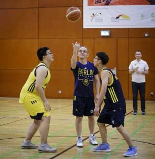 Bundesaussenminister Heiko Maas, SPD, trifft deutsche und chinesische Jugendliche im Rahmen eines Basketballtrainings unter der Leitung von Alba Berlin in der Deutschen Botschaftsschule Peking, 12.11.2018, Peking. Peking China Copyright: xIngaxKjerx