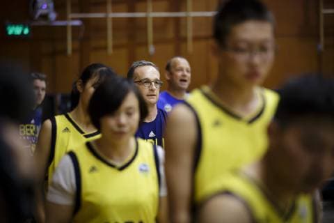 Bundesaussenminister Heiko Maas, SPD, trifft deutsche und chinesische Jugendliche im Rahmen eines Basketballtrainings unter der Leitung von Alba Berlin in der Deutschen Botschaftsschule Peking, 12.11.2018, Peking. Peking China Copyright: xIngaxKjerx