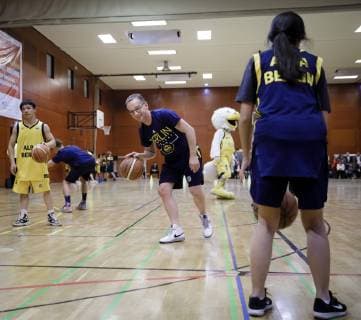 Bundesaussenminister Heiko Maas, SPD, trifft deutsche und chinesische Jugendliche im Rahmen eines Basketballtrainings unter der Leitung von Alba Berlin in der Deutschen Botschaftsschule Peking, 12.11.2018, Peking. Peking China Copyright: xIngaxKjerx