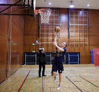 Bundesaussenminister Heiko Maas, SPD, trifft deutsche und chinesische Jugendliche im Rahmen eines Basketballtrainings unter der Leitung von Alba Berlin in der Deutschen Botschaftsschule Peking, 12.11.2018, Peking. Peking China Copyright: xIngaxKjerx