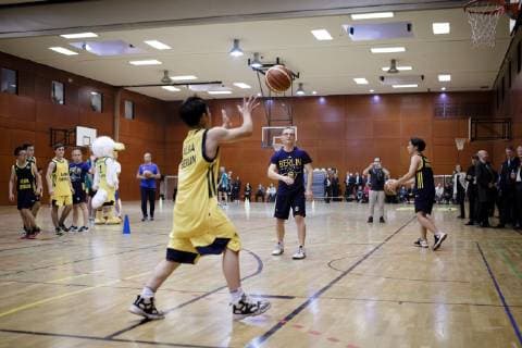 Bundesaussenminister Heiko Maas, SPD, trifft deutsche und chinesische Jugendliche im Rahmen eines Basketballtrainings unter der Leitung von Alba Berlin in der Deutschen Botschaftsschule Peking, 12.11.2018, Peking. Peking China Copyright: xIngaxKjerx