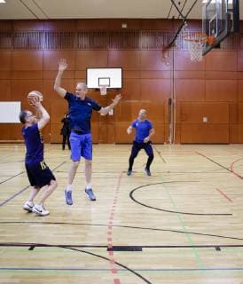 Bundesaussenminister Heiko Maas (l), SPD, trifft deutsche und chinesische Jugendliche im Rahmen eines Basketballtrainings unter der Leitung von Alba Berlin in der Deutschen Botschaftsschule Peking und spielt mit Henning Harnisch Basketball, 12.11.2018, Peking. Peking China Copyright: xIngaxKjerx