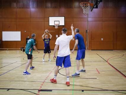 Bundesaussenminister Heiko Maas, SPD, trifft deutsche und chinesische Jugendliche im Rahmen eines Basketballtrainings unter der Leitung von Alba Berlin in der Deutschen Botschaftsschule Peking, 12.11.2018, Peking. Peking China Copyright: xIngaxKjerx