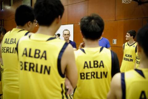 Bundesaussenminister Heiko Maas, SPD, trifft deutsche und chinesische Jugendliche im Rahmen eines Basketballtrainings unter der Leitung von Alba Berlin in der Deutschen Botschaftsschule Peking, 12.11.2018, Peking. Peking China Copyright: xIngaxKjerx