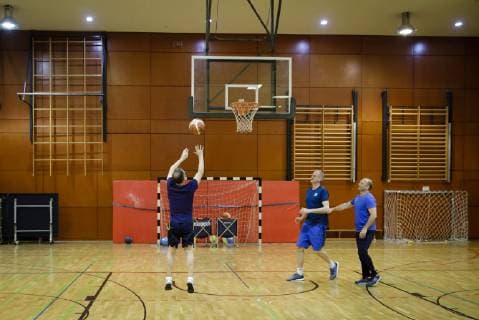 Bundesaussenminister Heiko Maas, SPD, trifft deutsche und chinesische Jugendliche im Rahmen eines Basketballtrainings unter der Leitung von Alba Berlin in der Deutschen Botschaftsschule Peking, 12.11.2018, Peking. Peking China Copyright: xIngaxKjerx