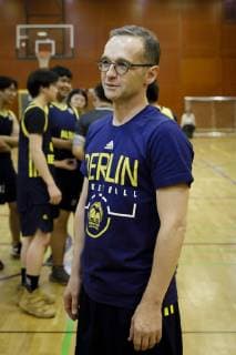 Bundesaussenminister Heiko Maas, SPD, trifft deutsche und chinesische Jugendliche im Rahmen eines Basketballtrainings unter der Leitung von Alba Berlin in der Deutschen Botschaftsschule Peking, 12.11.2018, Peking. Peking China Copyright: xIngaxKjerx