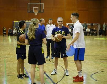 Bundesaussenminister Heiko Maas, SPD, trifft deutsche und chinesische Jugendliche im Rahmen eines Basketballtrainings unter der Leitung von Alba Berlin in der Deutschen Botschaftsschule Peking, 12.11.2018, Peking. Peking China Copyright: xIngaxKjerx