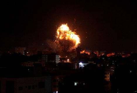 News Themen der Woche KW46 News Bilder des Tages November 12, 2018 - Gaza City, Gaza Strip, Palestinian Territory - A picture taken on November 12, 2018, shows a ball of fire and smoke rise above the building housing the television station al-Aqsa TV during an Israeli air strike in Gaza City. Israel s military said it was carrying out air strikes throughout the Gaza Strip after a barrage of rocket fire from the Palestinian Gaza Strip towards Israel. The flare-up follows a clash that erupted during an Israeli special forces operation in the Gaza Strip the previous night that killed eight people of Hamas movement Gaza City Palestinian Territory - ZUMAap3_ 20181112_zaf_ap3_235 Copyright: xMahmoudxAjjourx