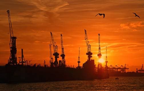 Sonnenuntergang, Silhouette, Hamburger Hafen mit Hafenkränen, Hamburg, Deutschland, Europa Copyright: imageBROKER/IngeborgxKnol ibxikn04771045.jpg