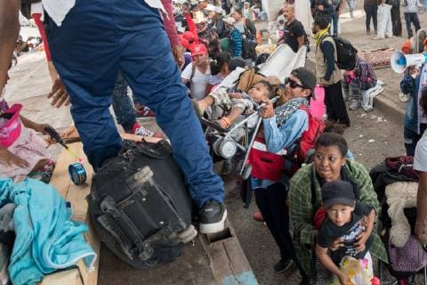 Migranten aus Mittelamerika in Mexiko November 12, 2018 - Irapuato, GTO, Mexico - Honduran refugees with the Central American migrant caravan lift children on the the bed of a tractor trailer truck after the driver volunteered to help them continue the journey northwest toward the U.S. border November 12, 2018 in Irapuato, Guanajuato, Mexico. The caravan has been on the road for a month is half way along their journey to Tijuana. Irapuato Mexico - ZUMAe02_ 20181112_zaf_e02_033 Copyright: xRichardxEllisx