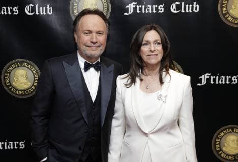 Entertainment Bilder des Tages Billy Crystal and Janice Crystal arrive on the red carpet when the Friar s Club Honors Billy Crystal with their Entertainment Icon Award at The Ziegfeld Ballroom on November 12, 2018 in New York City.  NYP20181112141 JOHNxANGELILLO