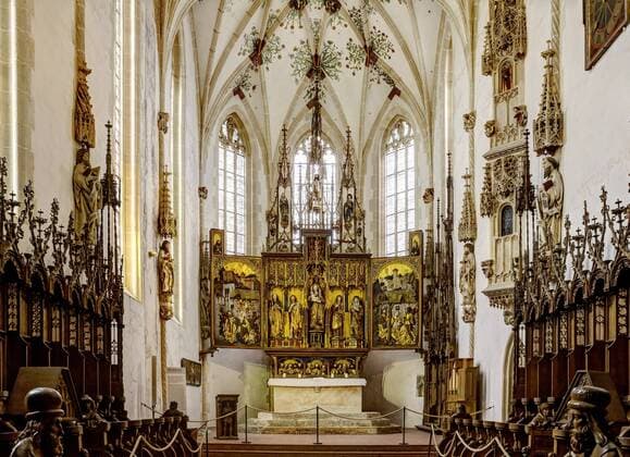 DEU, Deutschland, Blaubeuren, 09.10.2018: Kloster Blaubeuren mit Klosterkirche. Chorgestühl und Hochaltar im Chor der Klosterkirche.
