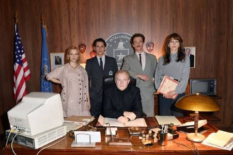 Entertainment Bilder der Woche KW46 Entertainment Bilder des Tages Nina Rausch, Carsten Hayes, Ulrich Thomsen, Artjom Gilz und Petra Schmidt-Schaller beim Fototermin am Set des Spionagethrillers Wendezeit im ehemaligen US-Militärkrankenhaus. Berlin, 13.11.2018 *** Nina Rausch Carsten Hayes Ulrich Thomsen Artjom Gilz and Petra Schmidt Schaller at the photo shoot on the set of the espionage thriller Wendezeit in the former US military hospital Berlin 13 11 2018 Foto:xF.xKernx xFuturexImage
