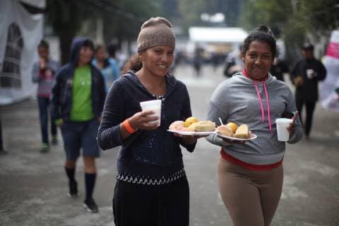 Members of the second migrant caravan hold plates at the Jesus Martinez Palillo sports stadium, in Mexico City, Mexico, 13 November 2018. Around 1200 people arrived at the complex in the last 24 hours after the first caravan resumed its journey to the United States past Sunday. Second migrant caravan arrives in Mexico City !ACHTUNG: NUR REDAKTIONELLE NUTZUNG!  Copyright: xMariaxdexlaxLuzxAscenciox AME3509 20181113-636777374223720494