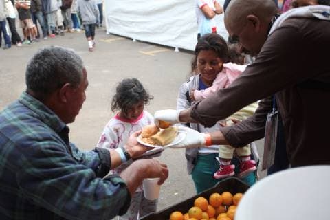Members of the second migrant caravan receive food at the Jesus Martinez Palillo sports stadium, in Mexico City, Mexico, 13 November 2018. Around 1200 people arrived at the complex in the last 24 hours after the first caravan resumed its journey to the United States past Sunday. Second migrant caravan arrives in Mexico City !ACHTUNG: NUR REDAKTIONELLE NUTZUNG!  Copyright: xMariaxdexlaxLuzxAscenciox AME3512 20181113-636777375464209605