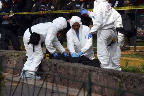 Mexiko-Stadt, Fund einer Mädchenleiche in einer Reisetasche November 13, 2018 - EUM20181113ACT11.JPG.CIUDAD DE MEXICO ViolenceViolencia-Feminicidio.- Elementos de Servicios Periciales de la Procuraduria General de Justicia (PGJ) acordonan una jardinera en la unidad habitacional Tlatelolco donde la manana de este martes 13 de noviembre de 2018 ocurrio el hallazgo de una maleta en cuyo interior se encontraba el cuerpo de una adolescente de 14 anos que tenia reporte de desaparecida. Foto: Agencia EL UNIVERSALArmando MartinezEVZ  - ZUMAu78_ 20181113_zaf_u78_009 Copyright: xElxUniversalx