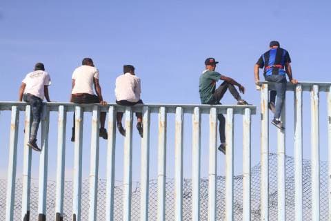 News Themen der Woche KW46 News Bilder des Tages November 13, 2018 - EUM20181113NAC38.JPG.TIJUANA, BC., Migrants Migrantes-Caravana.- Tras un mes de travesia desde Honduras, este 30 de noviembre de 2018 llegaron a Tijuana nueve autobuses con casi 400 migrantes centroamericanos que forman parte de la primera caravana que busca pedir asilo al gobierno de Estados Unidos. En su peregrinaje, hubo incluso quienes subieron al muro fronterizo en forma de protesta. Foto: Agencia EL UNIVERSAL AFBV  - ZUMAu78_ 20181113_zaf_u78_135 Copyright: xJoebethxTerriquezx