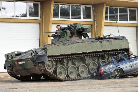 Ein Panzerfahrzeug vom Typ Marder zeigt am Samstag (10.9.2011) bei Tag der offenen Tür der Saarlandbrigade in Lebach, wie es mühelos über einen Pkw hinwegfährt. Das Auto hat gegen das tonnenschwere Kettenfahrzeug keine Chance. *** An armoured vehicle of the Marder type shows on Saturday 10 9 2011 at the open day of the Saarland Brigade in Lebach how it effortlessly drives over a car The car has no chance against the tracked vehicle weighing tons